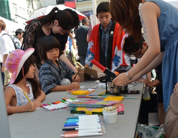 two kids drawing with coloured markers