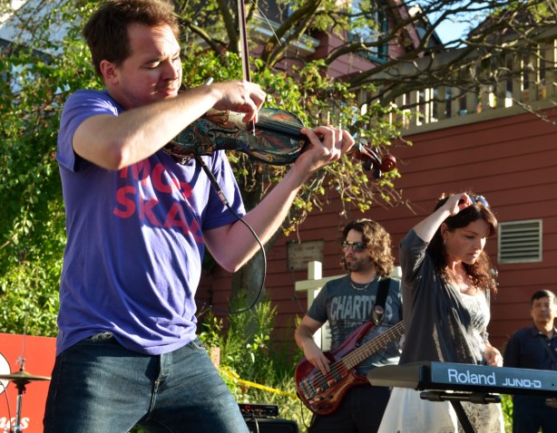 violin player at Beaches Jazzfest