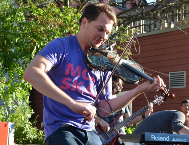 violin player at Beaches Jazzfest