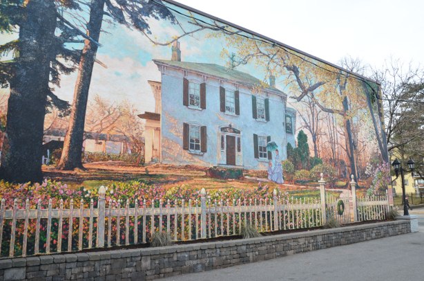 mural 7 - Briarly, Gone but not Forgotten, by John Kune, 2007.  Briarly, also known as Gunn House was built in 1840s.  From 1870 to 1985 it was owned by the Montgomery family and their descendents. 
