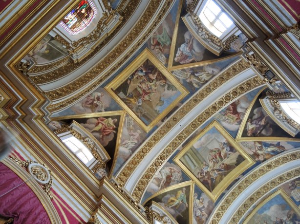 ceiling of St. Pauls cathedral, arches with paintings between them.