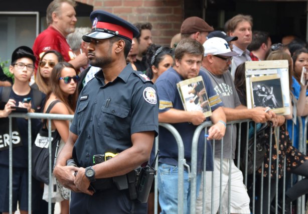 blog_groupies_policeman_crowd