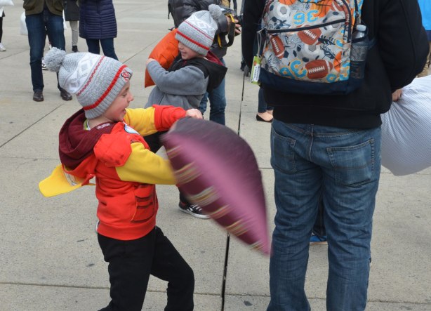 blog_little_kids_pillow_fight