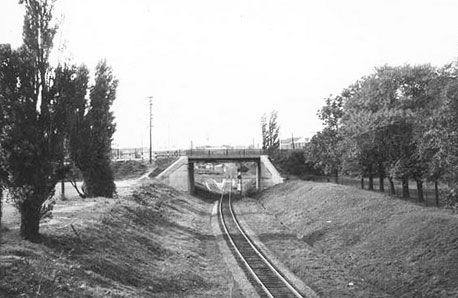 vintage photo from 1959, GTR tracks pass besidde Garrison Common park and under the bridge at Strachan Ave