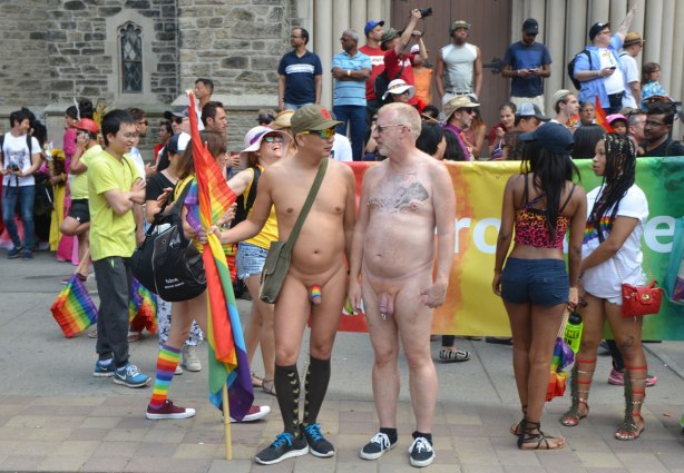 blog_naked_men_people_sidewalk