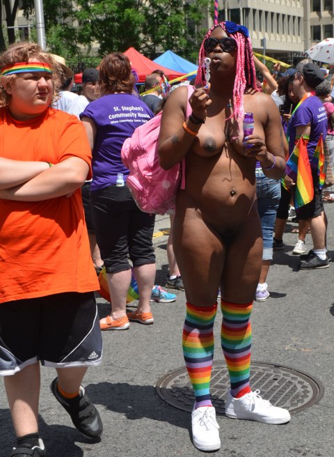 blog_naked_woman_blowing_bubbles