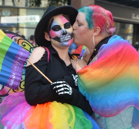 blog_rainbow_kiss_pride