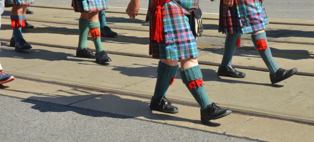 blog_bagpipe_shadows_street_parade