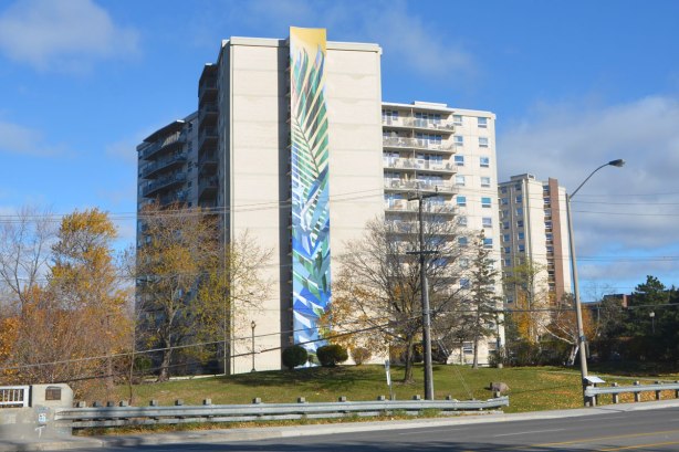 vertical mural on a multirise building (about 15 storeys tall perhaps).