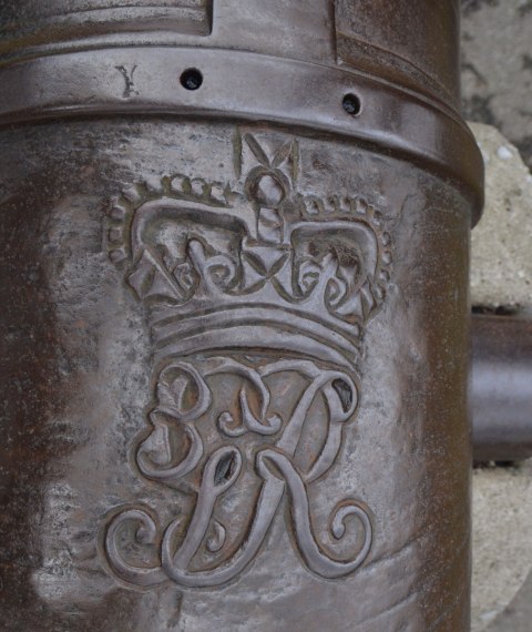 the insignia on the top of a cannon from the 1880's, markings in the brass of the cannon , royal insignia