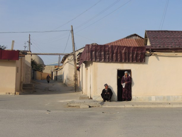 nurata_people_doorway