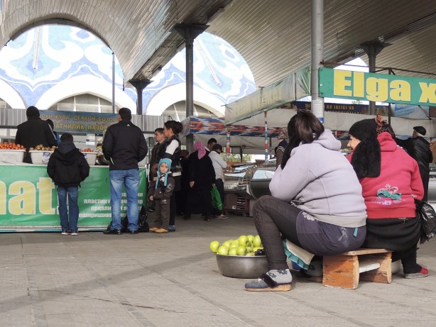 tash_market_girls_apples