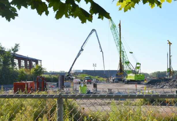 cranes, workers, construction site 