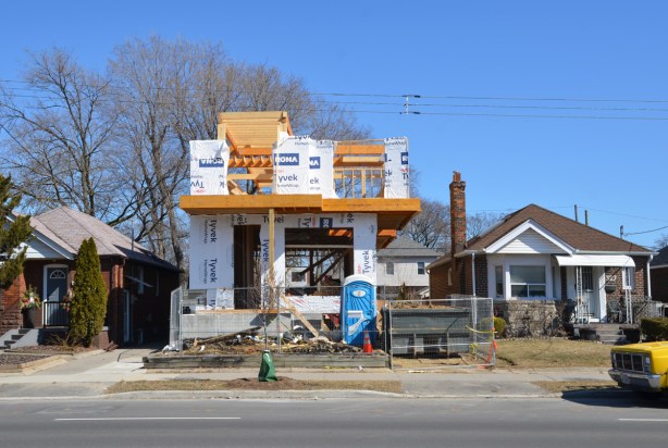 construction of a new 2 storey house in between two square bungalows