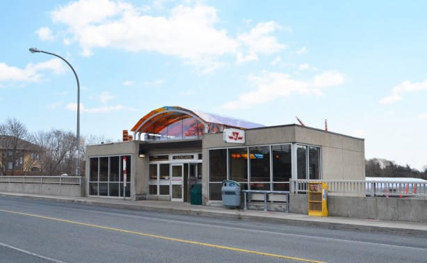 Glencairn subway station south entrance on the side of Glencairn bridge over the Allen Expressway 