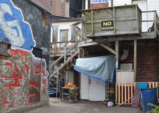 a carved pumpkin on a table behind a building