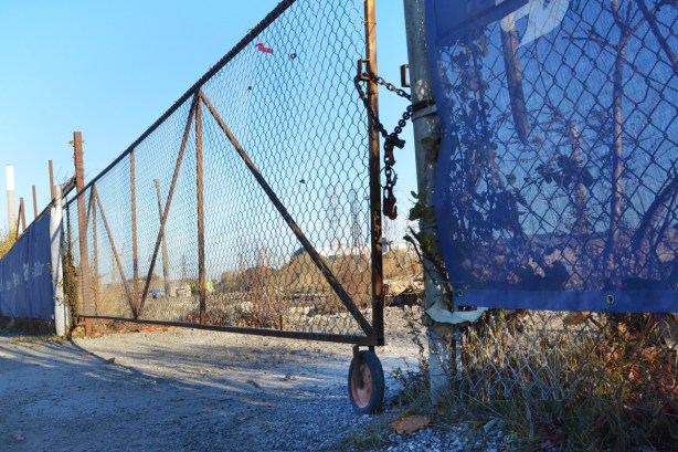 a wire gate on wheels in front of a construction site 
