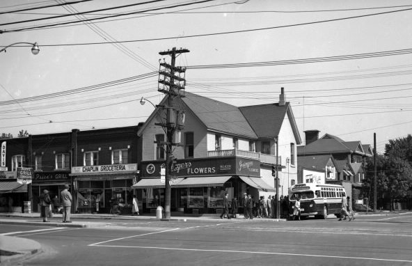 photo of the northeast corner of Yonge and Davisville, back when there was a flower shop on the corner 