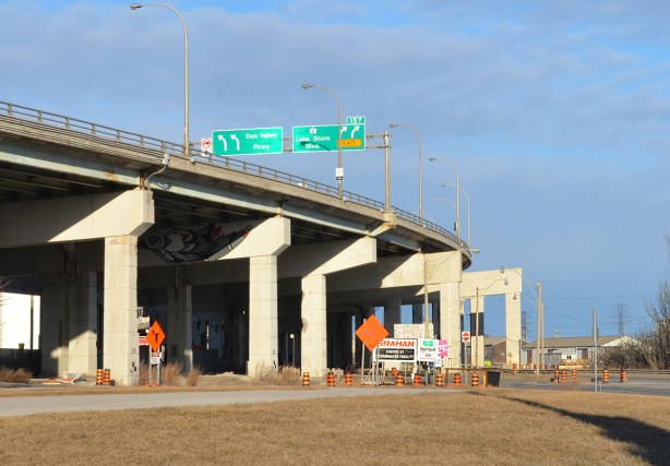 Gardiner Expressway curves to the left 