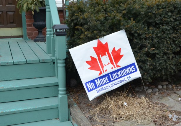 sign on a front lawn that says no more lockdowns