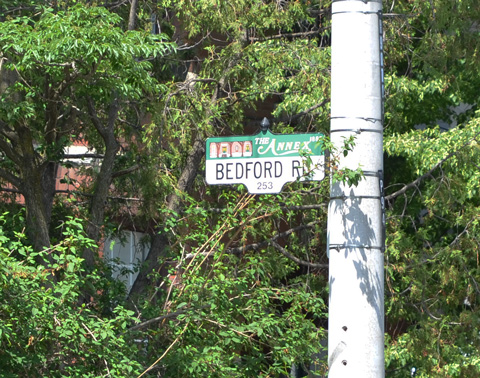 Bedford Rd street sign with it's green Annex top