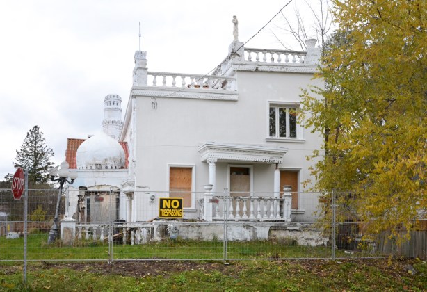 no trespassing sign on old white empty house