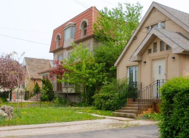 2 houses on a residential street