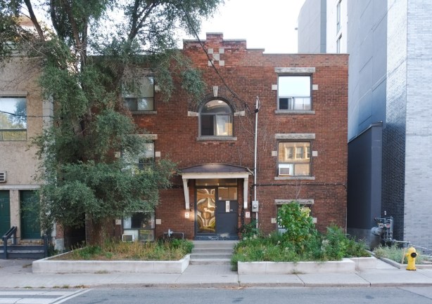 three storey brick apartment building on Vaughan Road