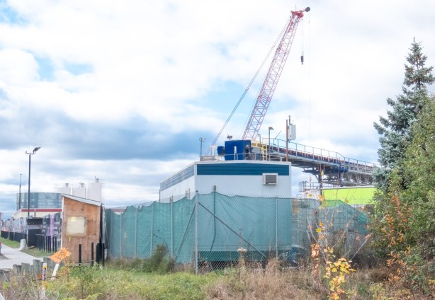 metrolinx site for mccowan station on SHeppard subway extension, red crane,