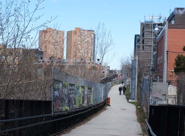West Toronto Railpath north from Dundas West,