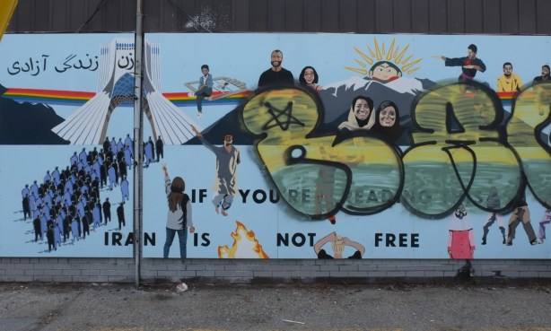mural that says if you are reading this, Iran is not free