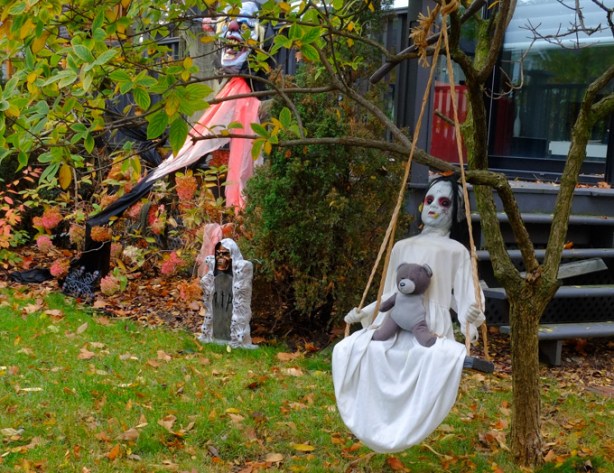 frontyard halloween decorations, zombie on swing with grey teddy bear on her lap