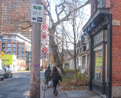 people on sidewalk, walking south on Dundas towards Bloor