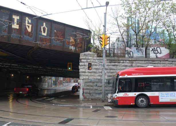 newer lectric hybrid TTC bus northbound on Dufferin at Queen