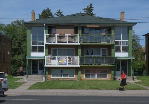 Sixplex residential building with balconies across the front