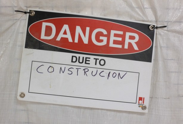 danger due to sign that has the word construction spelled incorrectly