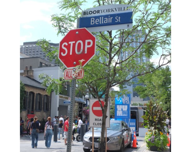 street signs at the corner of Yorkville and Bellair