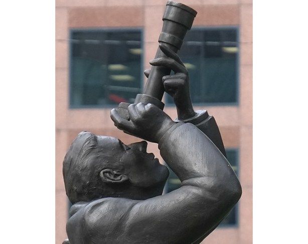 man with camera pointed upwards, part of a sculpture called Community, by Kirk Newman