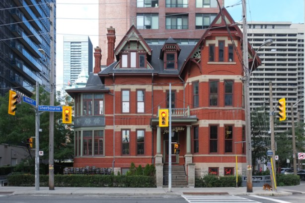 Maison Selby, old Victorian brick building